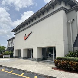 nike outlet pembroke gardens mall