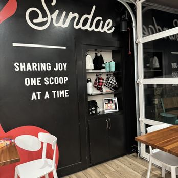 Sundae - Snowmass - a table and chairs - Ice Cream & Frozen Yogurt Near Me - Snowmass Village, Colorado