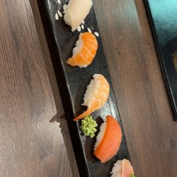 Momiji Sushi - Cold sushi appetizer - chef's choice of 6 pieces of nigiri.