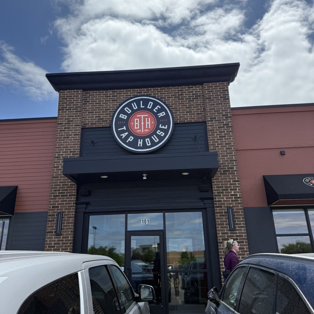 Boulder Tap House - Sports Bars Near Me - Ankeny, Iowa