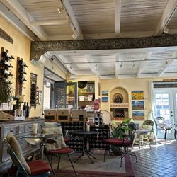 Vino Zona - Such a cozy place to sip on some delicious wine