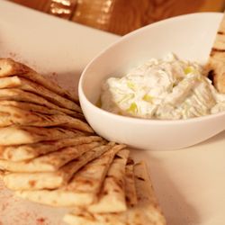 Egeo - Suvlakeria Griega - El tzatziki es una salsa ideal para acompañar cualquier plato