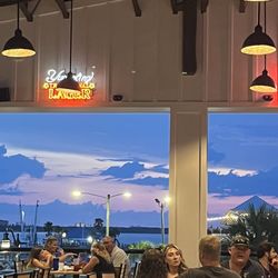 Hunt's Oyster Bar & Seafood Restaurant - The view on the second floor was nice but wouldn't really get food from there again ..