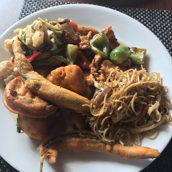 Chef's Table - The hakka noodles were cold and the vegetables mushy; the vegetable pakoras were good - Indian Near Me - Edison, New Jersey