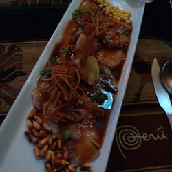 Sabor Perú - Tiraditos oriental - bom para mim, que não posso com muita pimenta. Aquele milho escuro é a pipoca andina, macia e gostosa.