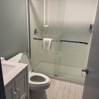 Four Points by Sheraton York - Dated bathroom - Hotels Near Me - York, Pennsylvania Four Points by Sheraton York - Dated bathroom - Hotels Near Me - York, Pennsylvania