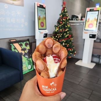 Tsaocaa - Pink velvet (peach flavor) with vanilla ice cream and topped with Strawberry. - Bubble Tea Near Me - Neptune Beach, Florida