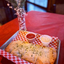 Peninsula BevCo - Cheesy garlic bread with marinara and beer cheese - delicious!