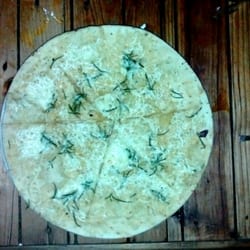Focaccia con queso y romero.