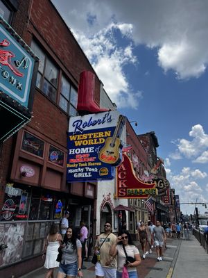 Robert's Western World by null