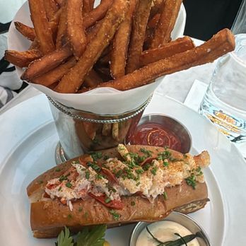 RH Rooftop Restaurant at RH Dallas - Lobster roll - American Near Me - Dallas, Texas