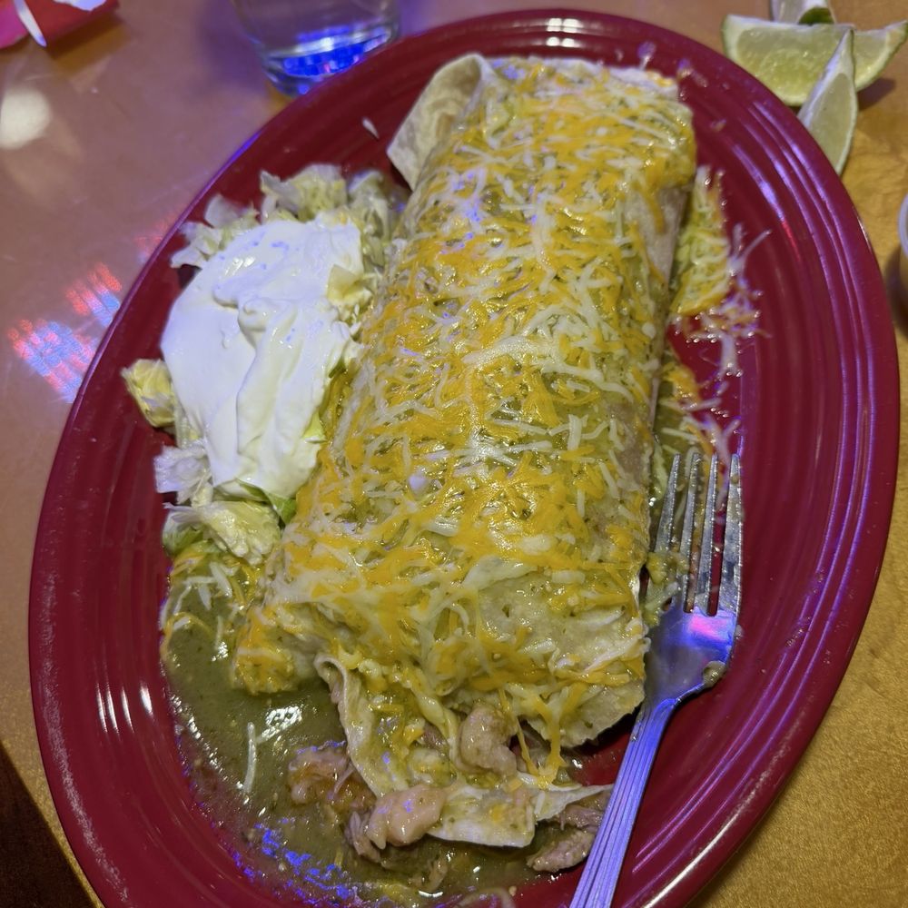 Chili verde burrito. Chili verde burrito.