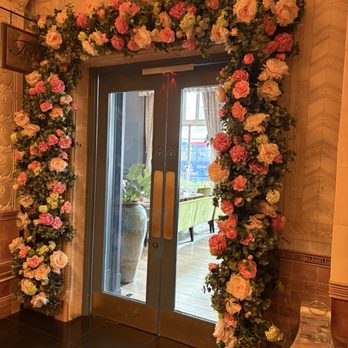 Grosvenor Hotel - Entrance to one of the dining areas - Hotels Near Me - London, XGL