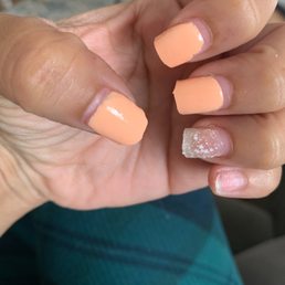 Look at the corner thumb. In the middle fingers the polish cracked Look at the corner thumb. In the middle fingers the polish cracked