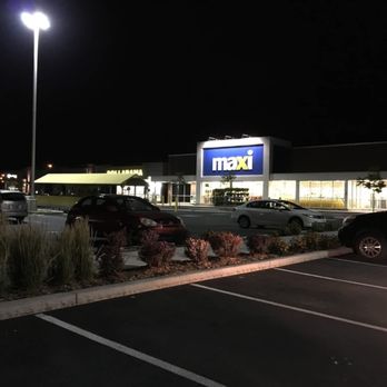 Maxi - a parking lot at night with cars parked in the lot - Grocery Near Me - Brossard, Quebec Maxi - a parking lot at night with cars parked in the lot - Grocery Near Me - Brossard, Quebec
