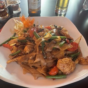 Pad Thai - Pad kee mow - Thai Near Me - Geneva, GE Pad Thai - Pad kee mow - Thai Near Me - Geneva, GE