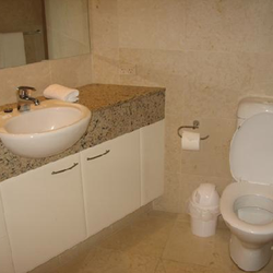 Gemini Court Holiday Apartments - Apartment 20 - Master Bathroom