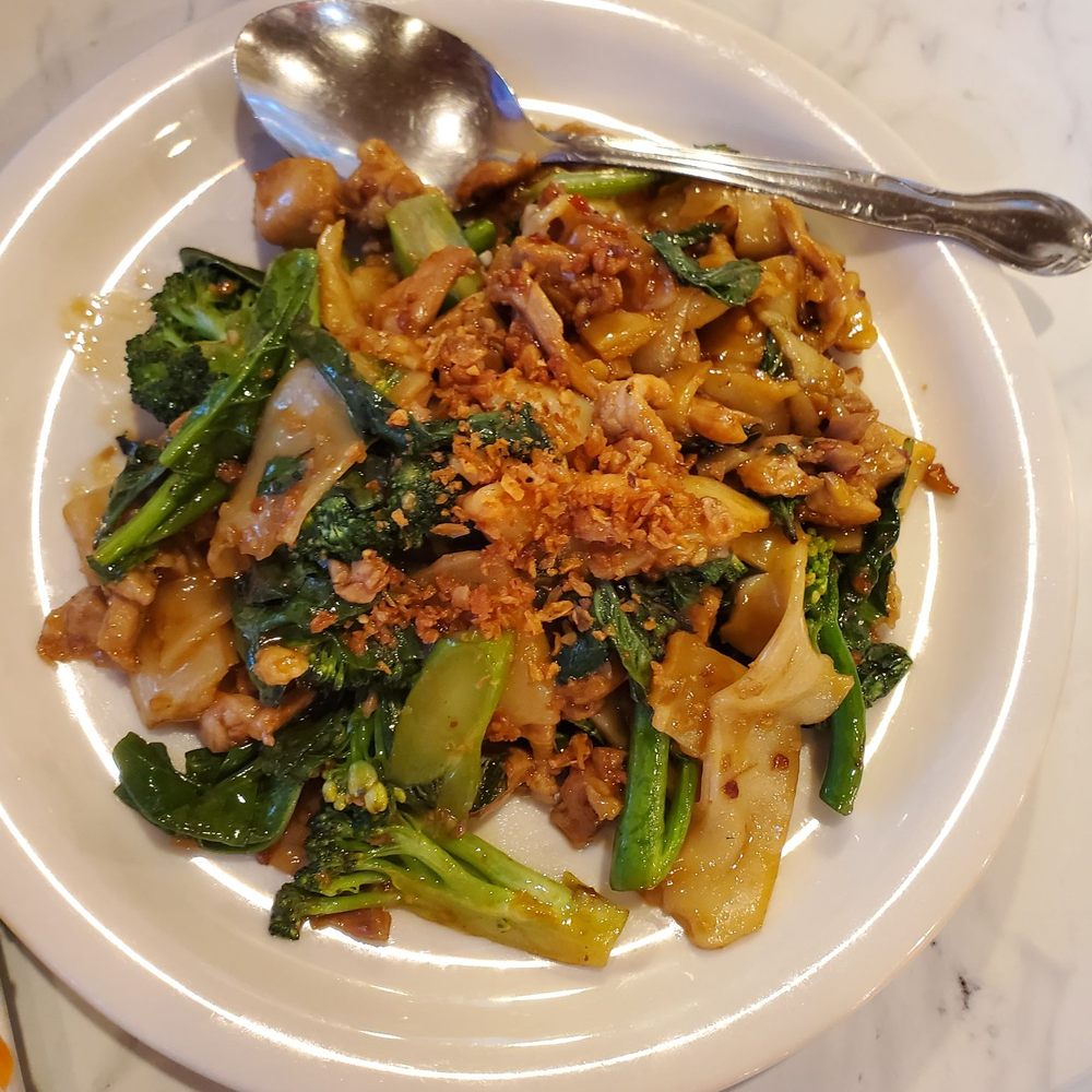 Siam Square - Drunkard noodles with chicken - Thai Near Me - Honolulu, Hawaii