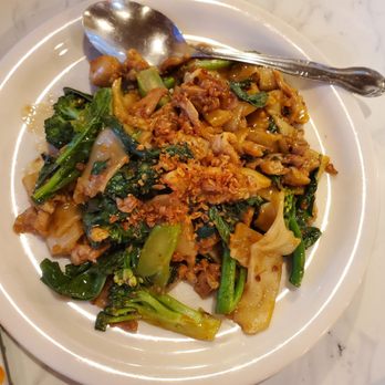 Siam Square - Drunkard noodles with chicken - Thai Near Me - Honolulu, Hawaii Siam Square - Drunkard noodles with chicken - Thai Near Me - Honolulu, Hawaii