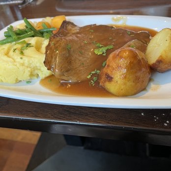 Enniskerry Inn - Roast Beef dinner - Hotels Near Me - Enniskerry, WW