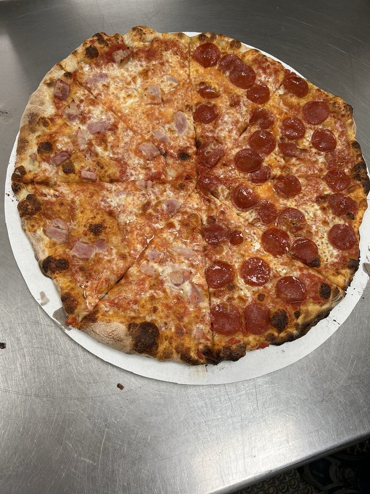 Food from Ronnie Bee’s New York style pizza 