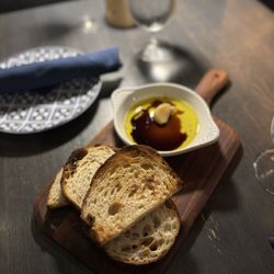Limoncello Italian Restaurant & Wine Bar - Table bread