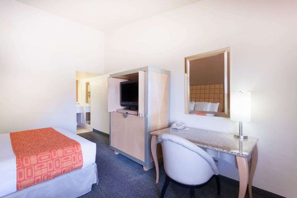 Howard Johnson by Wyndham Yuma by null