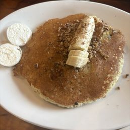 Banana pancakes with pecans