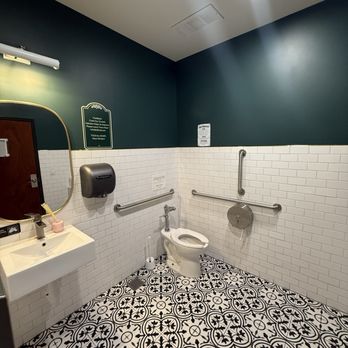 Tous Les Jours - Bathroom kept very clean - Bakeries Near Me - West Windsor Township, New Jersey