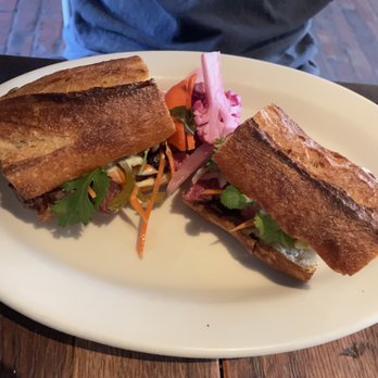Gjelina - Grilled Skirt Steak - Roasted Pepper, Pickled Red Onion, Jalapeño Aioli, Arugula - New American Near Me - Venice, California Gjelina - Grilled Skirt Steak - Roasted Pepper, Pickled Red Onion, Jalapeño Aioli, Arugula - New American Near Me - Venice, California