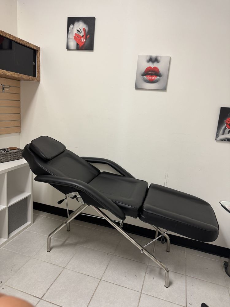 Petal Threading and Nail Salon Logo