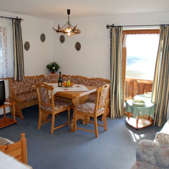 Masererhof - Wohnraum der 4 Sterne Wohnung Enzian - Hotels Near Me - Reit im Winkl, BY