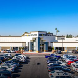 Chuze Fitness - Parking lot entrance