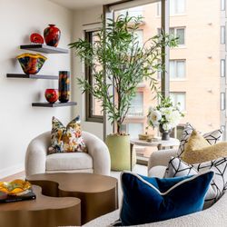 The Black Goose Design - Seating area in downtown condo
