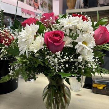 Mt Scott Flowers - Pink Roses w/ Daisy - Florists Near Me - Happy Valley, Oregon Mt Scott Flowers - Pink Roses w/ Daisy - Florists Near Me - Happy Valley, Oregon
