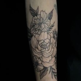 Amazing floral tattoo designed by Nika.