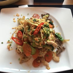 Restaurant Orchidee vietnamese fine dining, Fabian Rüegger - Mi xao gionKnusprig gebratene Eiernudeln mit Krevetten, Rind eisch und Poulet, ergänzt mit verschiedenem Gemüse