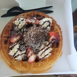Great place and service, tried the #3. Oreo Passion Waffle, Original Milk Black Tea, and #7. Almond Romantic Waffle, delish