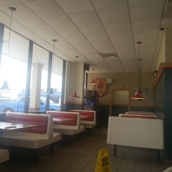Pizza Hut - Inside Skiatook Pizza Hut