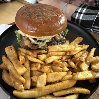 Alaskan Burger & Brew - Bacon Cheeseburger - Burgers Near Me - Anchorage, Alaska Alaskan Burger & Brew - Bacon Cheeseburger - Burgers Near Me - Anchorage, Alaska