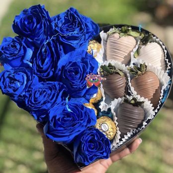 InfusedBerries4U - Heart Box with Roses, Candies & Berries - Desserts Near Me - Northridge, California InfusedBerries4U - Heart Box with Roses, Candies & Berries - Desserts Near Me - Northridge, California