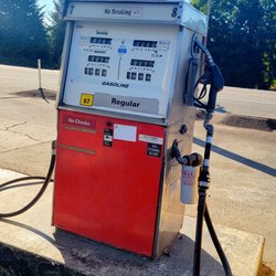 Pine Grove Pit Stop - Old time pump