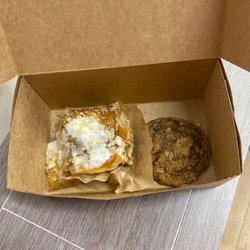 Peach cobbler roll & oatmeal raisin cookie