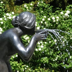Brunnen Die Trinkende