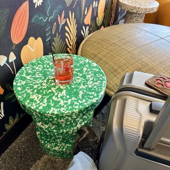 Escape Lounge - Cheers - Airport Lounges Near Me - Portland, Oregon