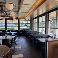 Hof's Hut Restaurant & Bakery - Booth seating