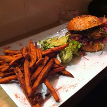 Rice and Fish - Special of the day - Luau Burger (pork with casserole and kimchi) served with salad, sweet potato fries, and wasabi mayo - Japanese Near Me - Paris, 75