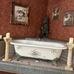 McFarlin Bed & Breakfast - Bad photo - looks better in person! The awesome tub.