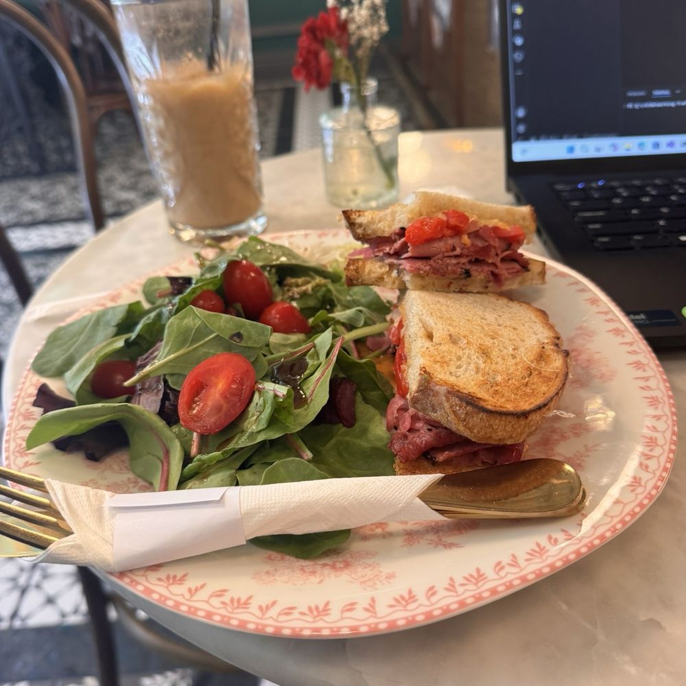Roast beef sandwich with side salad Roast beef sandwich with side salad