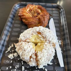 Smor Nordic Bakeri - Plum knot (back) & smorbrød in front